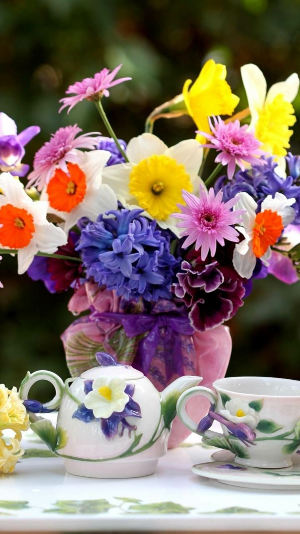 decoration-florale-Paques-pensées-jonquilles-jacinthes-tasses