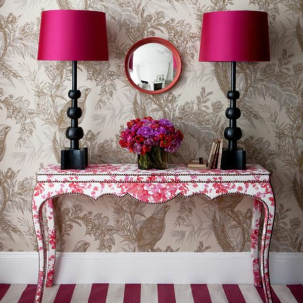 décoration-coiffeuse-jolie-en-rose-miroir-lampe-fleurs