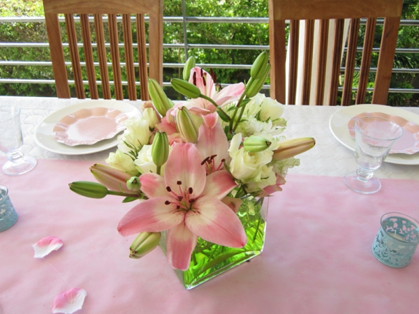 décoration-de-table-à-manger- composition-florale-fleurs-bien-rangées
