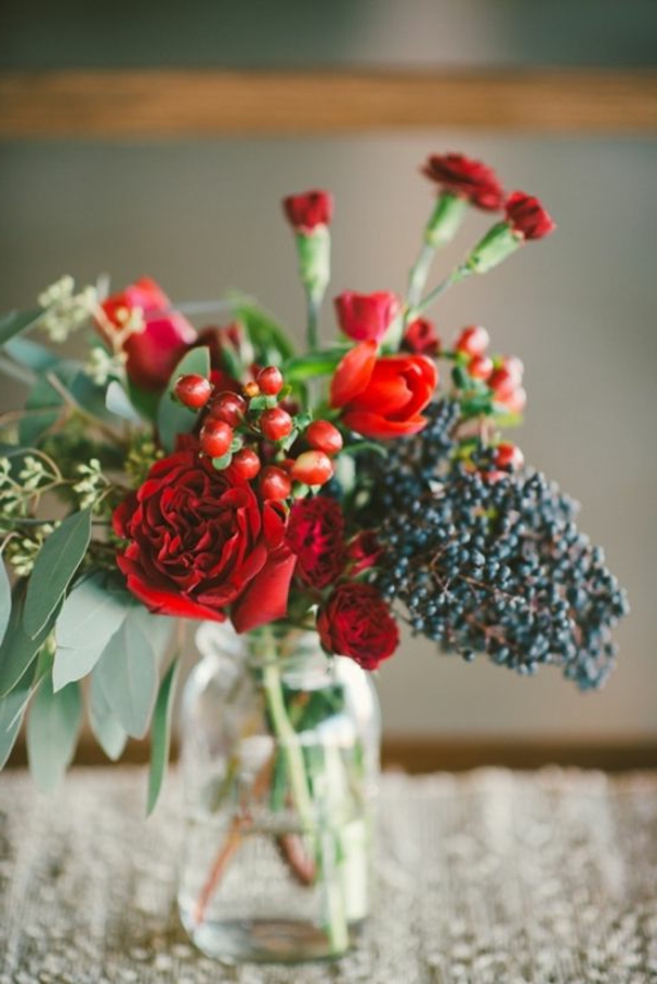 décoration-florale-pour-la-table-en-rouge