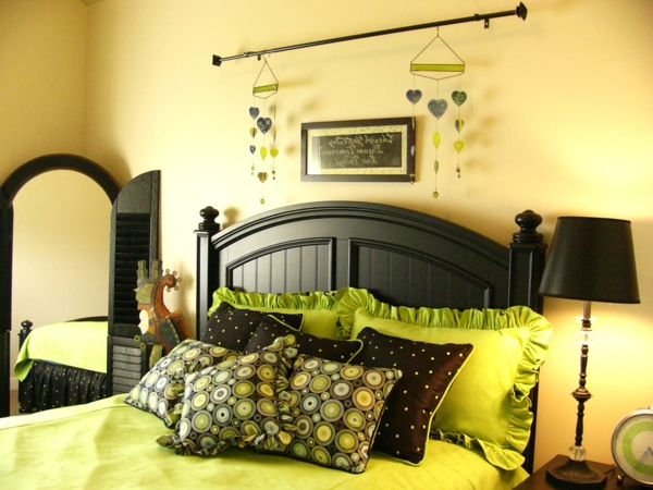 décoration-mirroir-verte-jaune-printemps-feuille-lit-chambre-à-coucher
