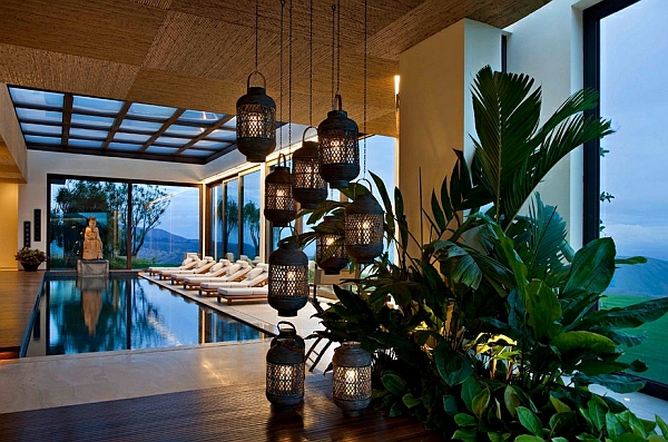 décoration-orientale-lanternes-pendantes-piscine-intérieure