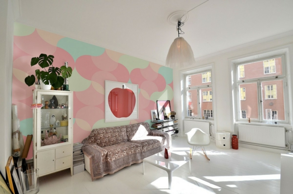 décoration-scandinave-un-sol-blanc-et-un-mur-coloré
