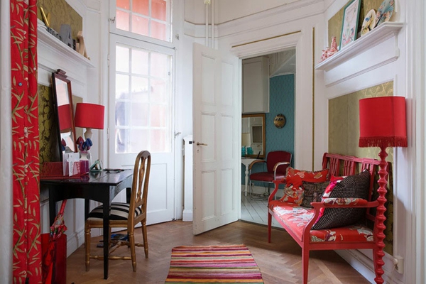 décoration-scandinave-une-carpette-à-rayures-et-sofa-rouge