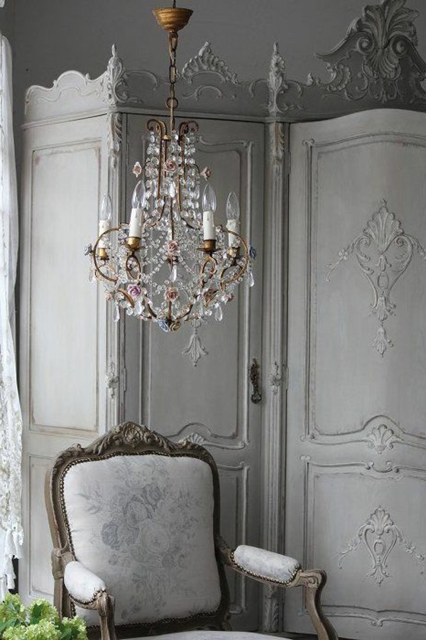 détails-intérieur-contemporain-lustre-baroque-séjour-chaise-baroque