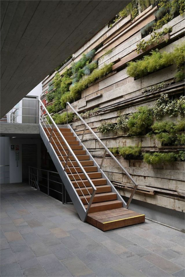 escalier-plantes-vertes-architecture-organique