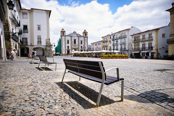 evora-centre-ville-en-portugal-s'assoir-à-la-banc-place-centrale