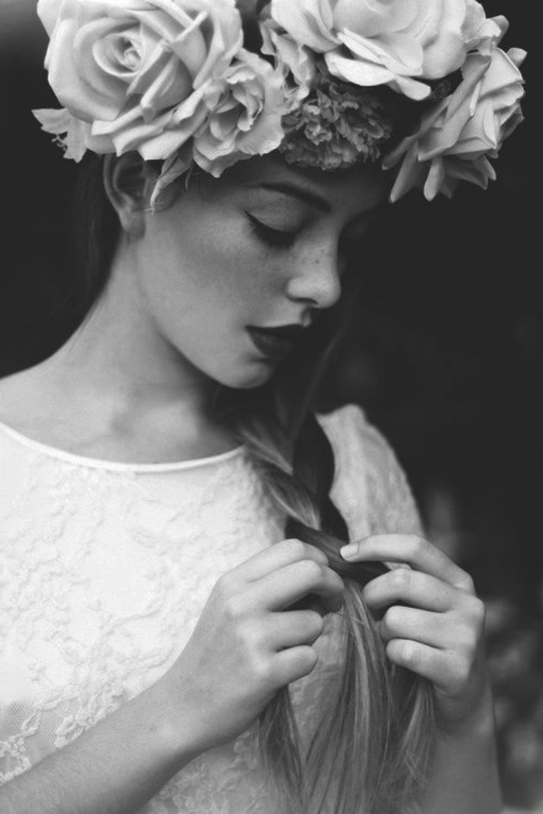 fille-blanc-noir-fleurs