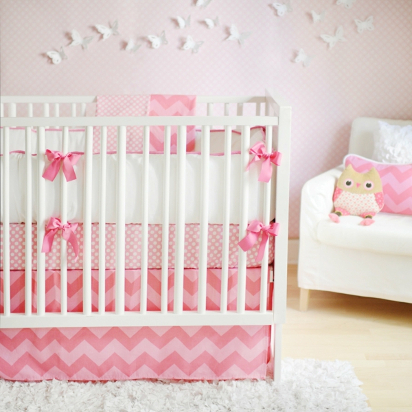fleurs-lit-bébé-berceau-maternelle-rose-et-blanc-rideau-couverture