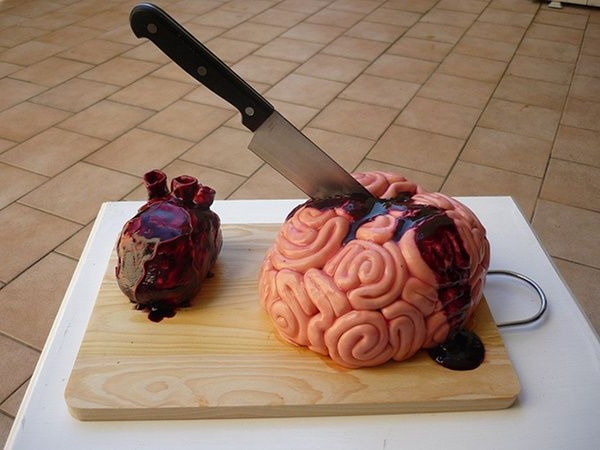 gateau-original-anniversaire-délicieux-cerveau-vampire-coeur