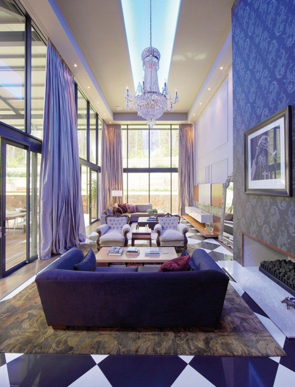 grand-salon-violet-table-sofa-rideax-fenêtres-grandes-jolie-lustre
