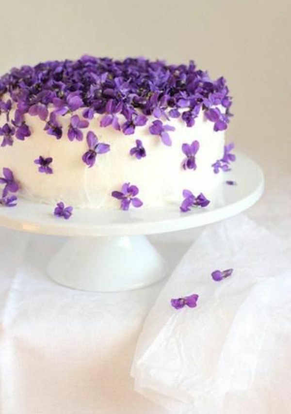 gâteau-avec-des-fleurs-violet-fondan-blanc-et-mangable