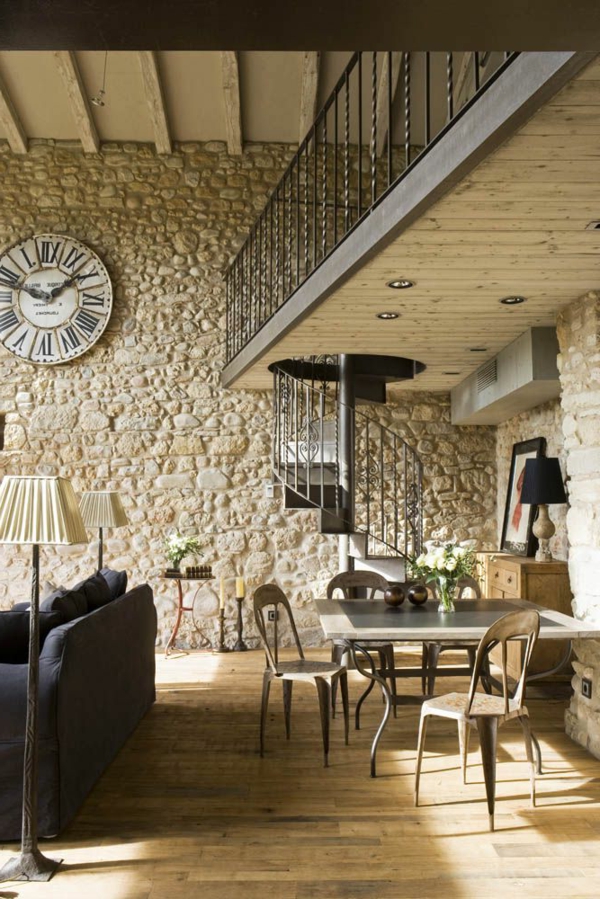horlogue-sofa-escalier-salle-de-séjour-ambiance-mur-en-pierre