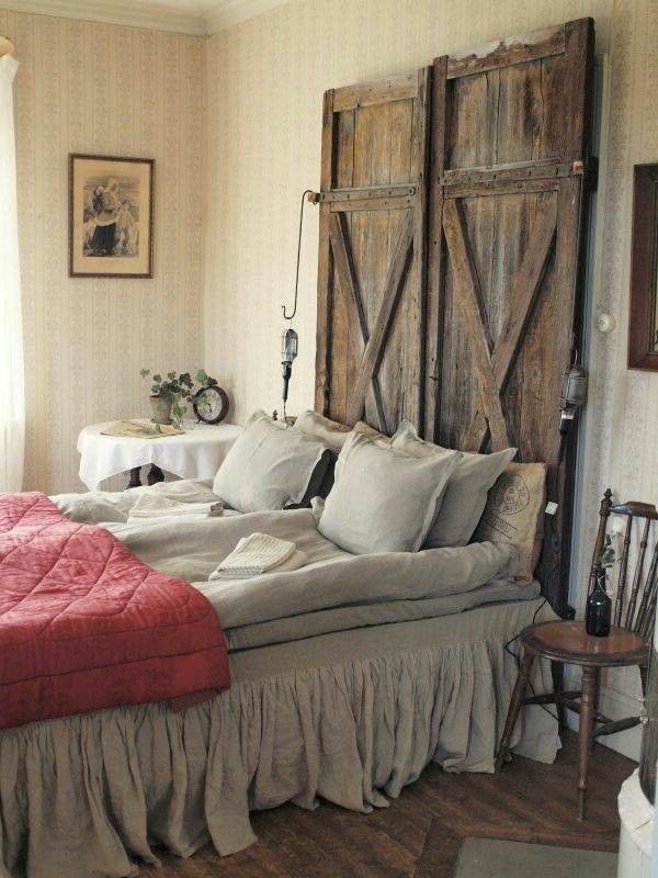 idées-pour-fabriquer-une-tête-de-lit-en-bois-porte-transformé-en-tête-de-lit