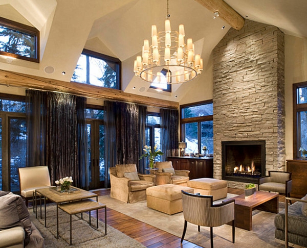 intérieur-luxe-lustre-avec-des-bougies-salle-de-séjour-sofa-mur-en-pierre