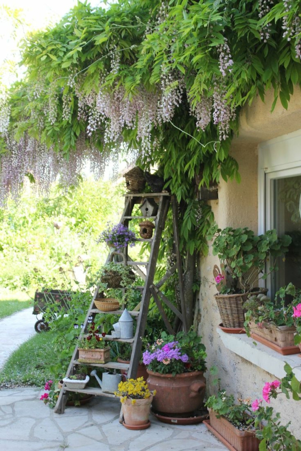 jardin-étagère-échelle-vert-fleures-arbre-peleuse-resized