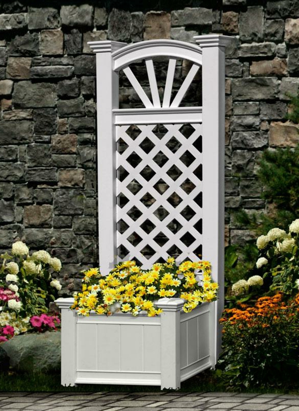 jardinière-avec-treillis-design-blanc-vintage-un-mur-en-pierre