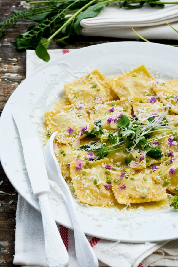 joli-plat-ravioli-fromage-fleurs-à-manger