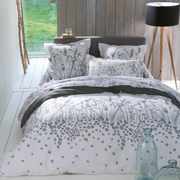 jolie-chambre-à-coucher-couvre-lit-blanc-avec-des-fleurs-et-gris
