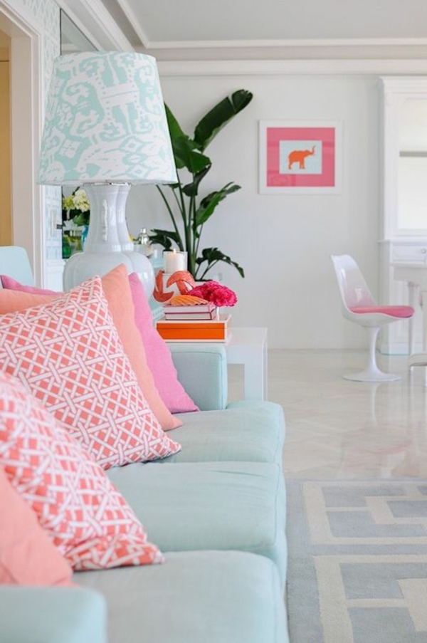 jolie-en-blanc-et-rose-canapé-lit-chambre-de-relax-bougie