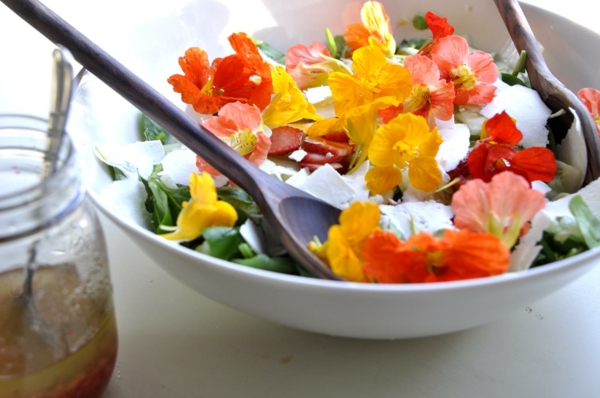 jolie-salade-décorée-avec-fleurs-comestibles