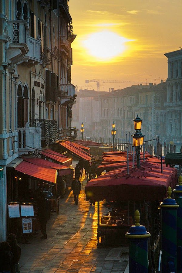jolie-soirée-sur-les-rues-de-Venise-Les-vacances-vénitiennes