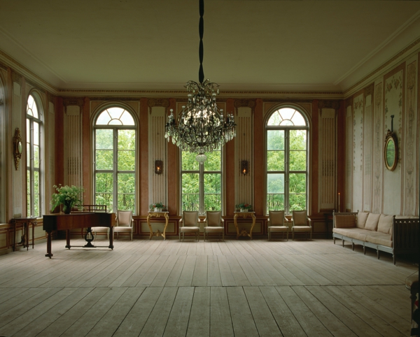 jolie-vaste-moderne-salon-Le-style-Gustavien-pour-un-intérieur-chic-et-sobre-resized