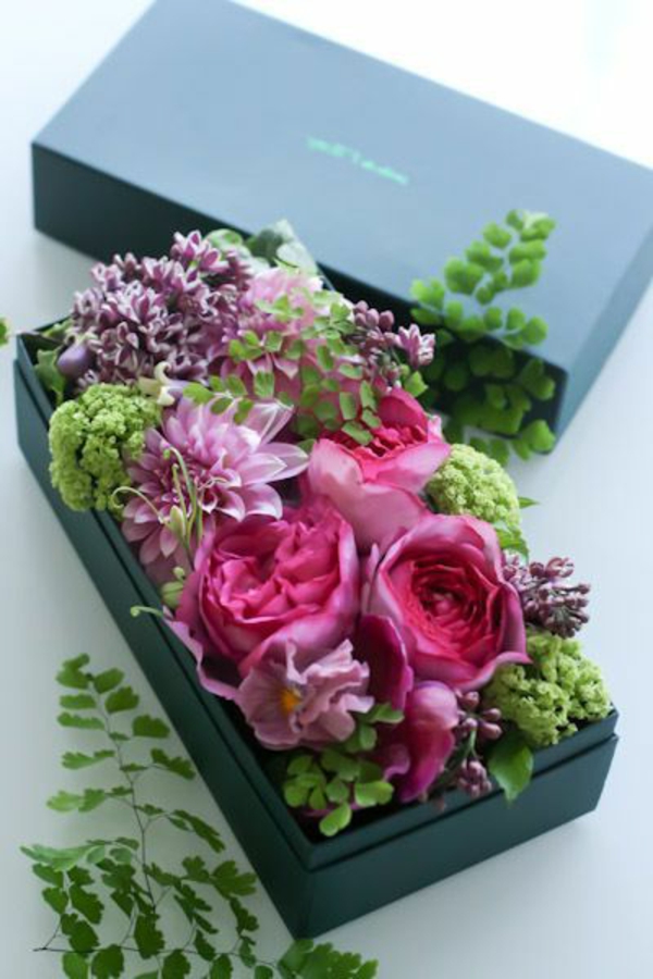 la-décoration-de-votre-salon-avec-combination-florale-dans-une-boîte