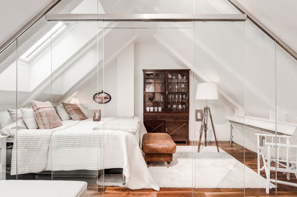 lampadaire-tripode-intérieur-attique-blanc-mur-en-verre
