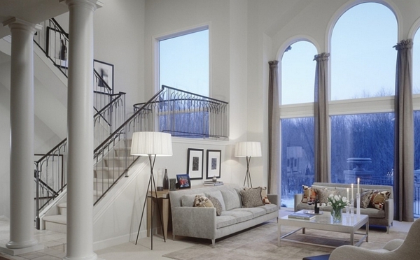 lampadaire-tripode-intérieur-à-haut-plafond-escalier-élégant