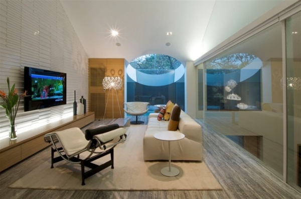 lampadaire-tripode-salle-de-séjour-futuristique-et-mobilier-luxueux