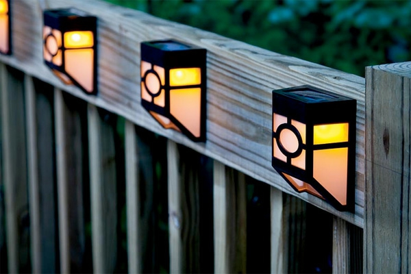lampes-solaires-de-jardin-lampes-dur-la-clôture