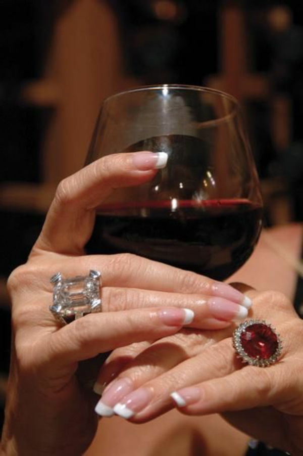 le-vin-rouge-dans-les-mains-accessoirisées-avec-bague-rouge