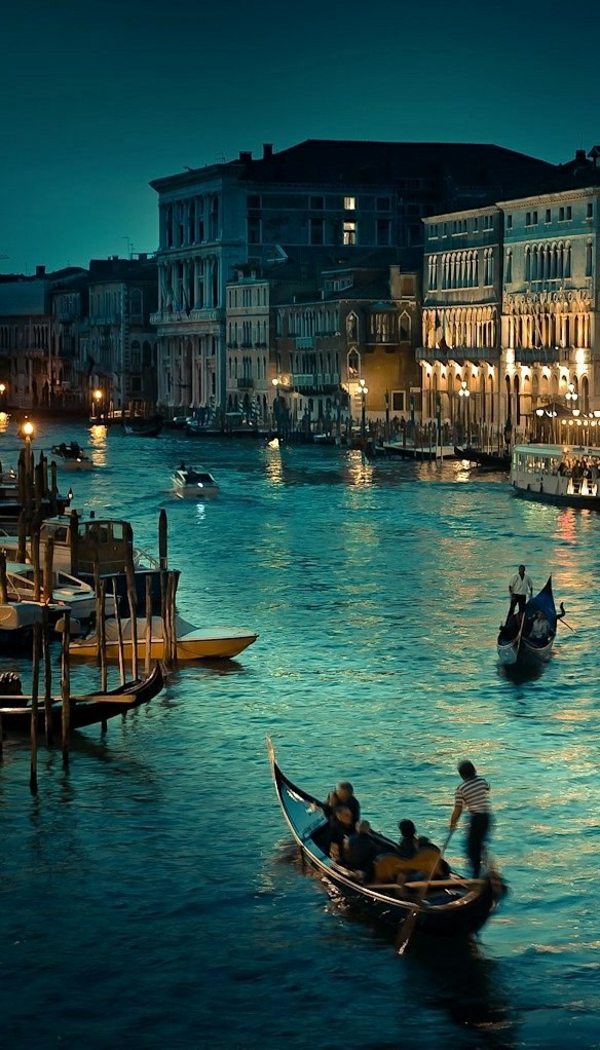 les-gondoles-La-jolie-ville-de-Venise-que-voir-soirée-resized