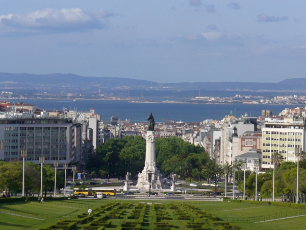 lisbonne-centre-ville-jolie-jardin-vert-été