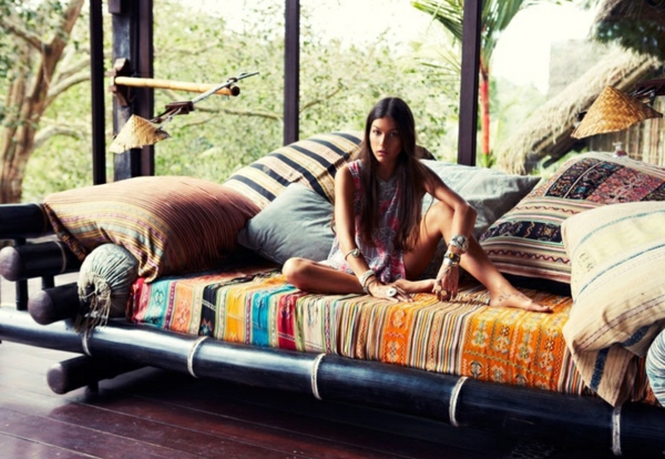 lit-en-bambou-peint-noir-un-grand-lit-pour-l'extérieur
