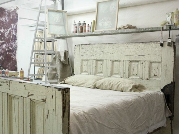 lit-vintage-blanc-coussins-échelle-pour-étagère