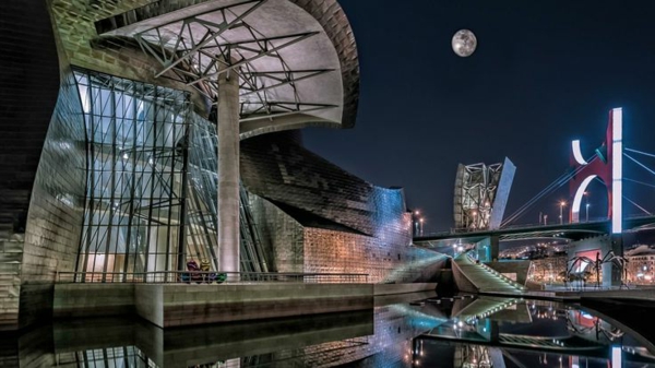 musée-guggenheim-à-bilbao-extérieur-illuminé