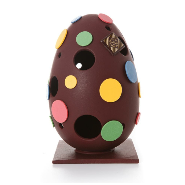oeuf-décoré-en-chocolat-pour-célébrer-les-Paques