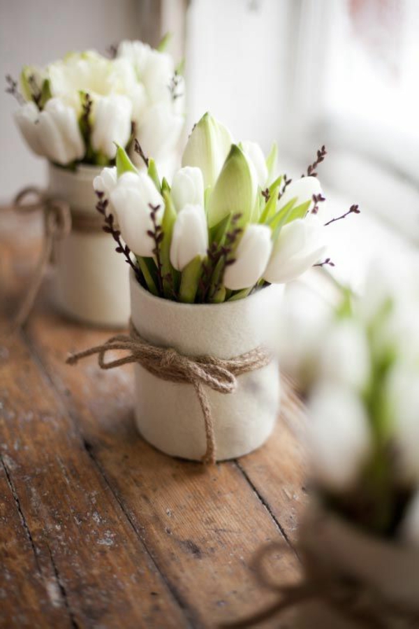 petites-tulips-blancs-fênetre-lumineuse