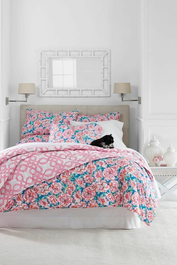 pièce-couverture-chambre-lit-coussins-rose-floral-dormir-chat