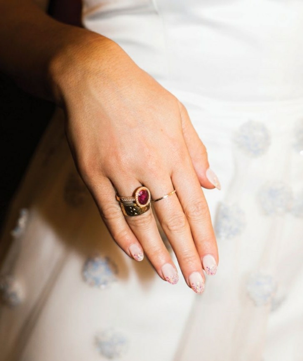 robe-blanche-bague-rubis-rouge-accessoire