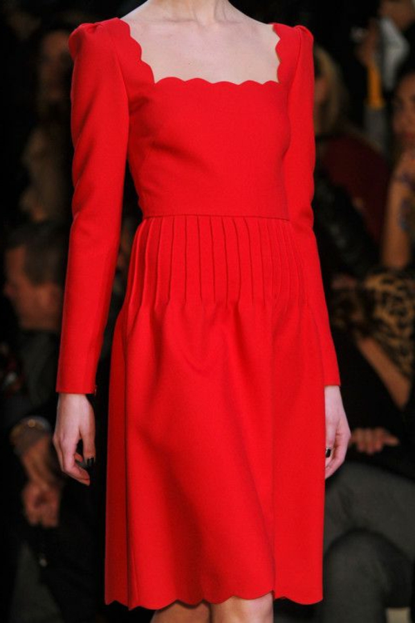 robe-classique-en-rouge-modèle