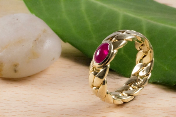 rubis-et-or-une-bague-luxeuxe-idée-cadeau