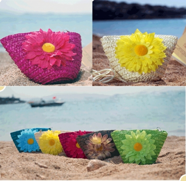 sac-en-paille-des-sacs-colorés-avec-fleurs