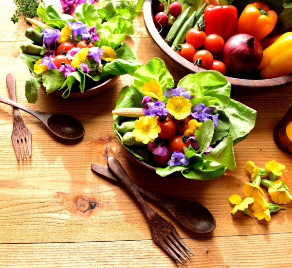 salade-avec-des-fleurs-consomables-colorée
