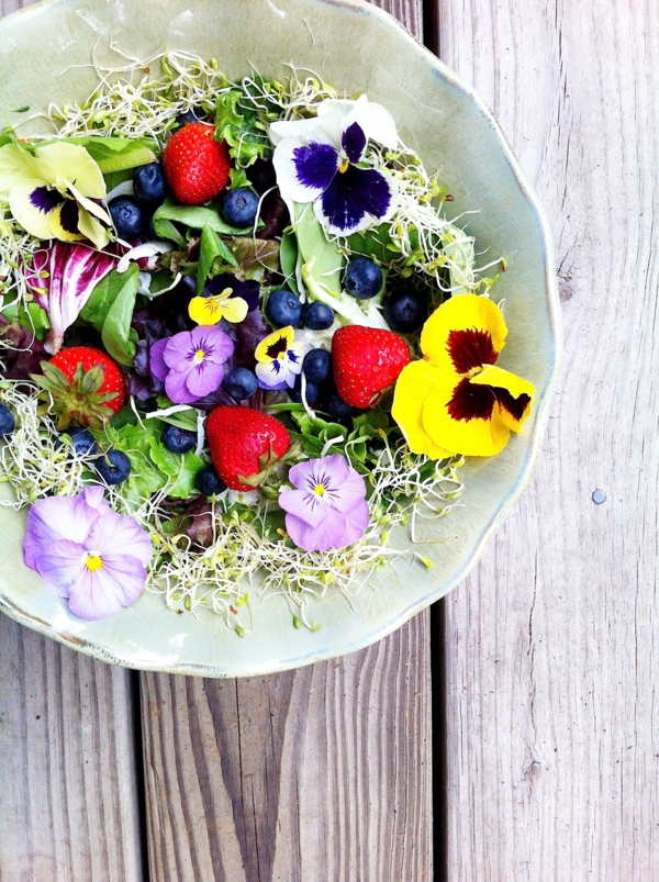 salade-bien-décorée-avec-des-fleurs-mangables