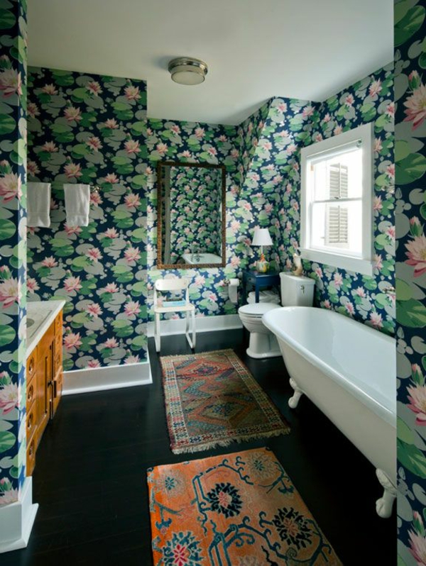 salle-de-bain-avec-tapis-coloré