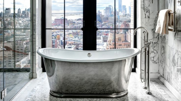 salle-de-bain-avec-vue-new-yorkais-appartement-vast-et-lumineux