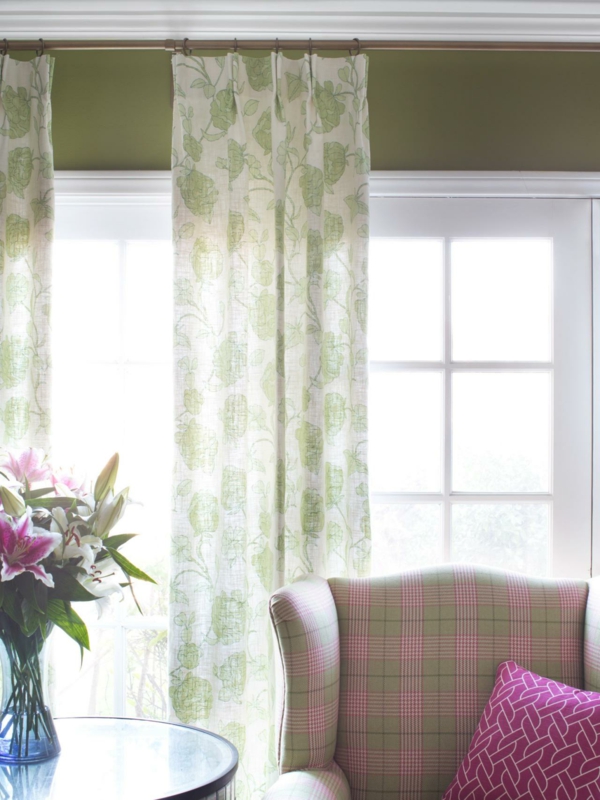 salle-de-séjour-rideaux-coussin-fleurs-porte-fenêtre-vert-rose